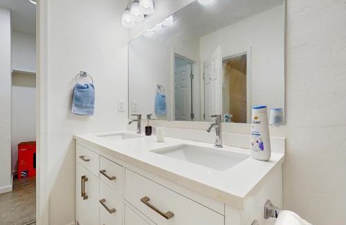 Oak Flower House | Dog-Friendly Getaway w/Yard in Tucson!
