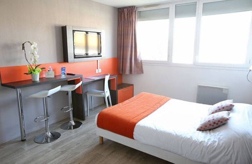 Chevilly-Larue Hotel | Double Studio Close to Tramway, Shopping Centers and Paris Sightseeing