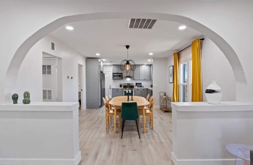 Garfield House | Downtown Phx~Remodeled~2 Units+Casita~Sleeps 12