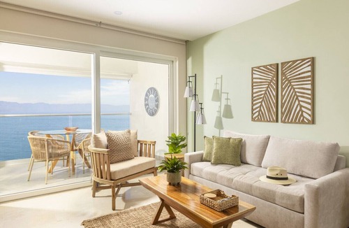 Las Glorias Apartment | Dreamy Oceanview Getaway 1BR + Breakfast Included