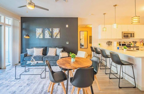 Evans Churchill Apartment | DT Phoenix | Pool, Gym, Parking, W/D Near Airport