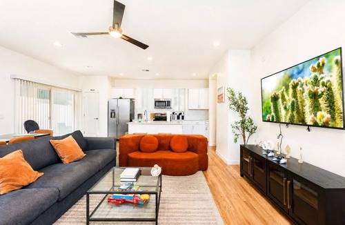 Encanto House | DT Phx Sleeps 16+ | 2 Cozy Homes 5-Min Walk Apart
