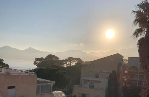 Calvi Apartment | Duplex rénové les pieds dans l'eau