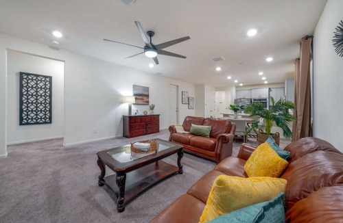 Casas Adobes House | Duplex-Style House/Office/3 BR 3 BA/Split
