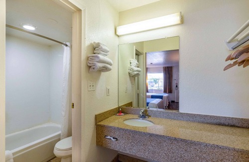 Westown Commercial Center Hotel | Econo Lodge Phoenix North I-17