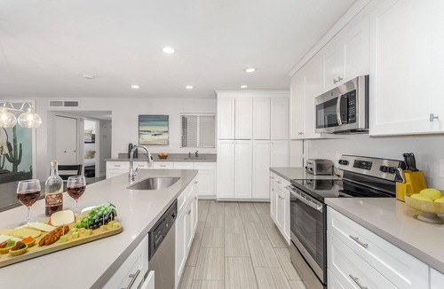 Trail West House | Endless Elegance-Mins 2 Old Town-Large Groups
