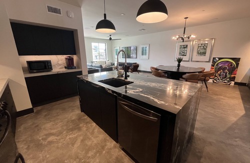 Entertainment District House | ENTERTAINMENT DISTRICT PENTHOUSE; FREE Early/Late Check in/out 4417OldTown.com Be the envy of Old Town!
