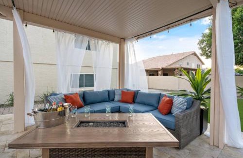 Peoria House | Epic 6BR with Foosball and Popcorn - Pool and Fire Pit