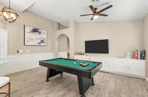 Peoria House | Epic 6BR with Foosball and Popcorn - Pool and Fire Pit