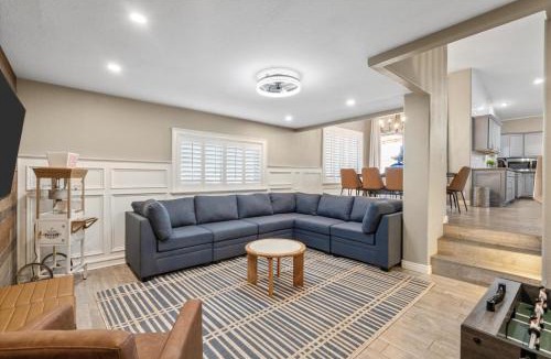 Peoria House | Epic 6BR with Foosball and Popcorn - Pool and Fire Pit