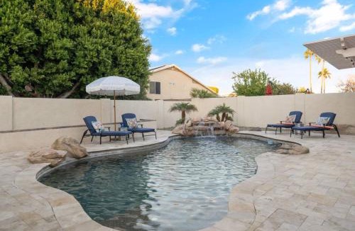 Peoria House | Epic 6BR with Foosball and Popcorn - Pool and Fire Pit