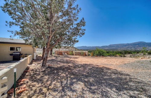 Cottonwood House | Epic Views! 6 Acre Ranch House Bordering National Forest