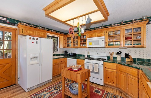 Upper Moonridge Cabin | Evergreen Escape by Destination Big Bear : Ski Slope Views! Log Cabin! Cable & WiFi! Propane BBQ! Wood Decks!