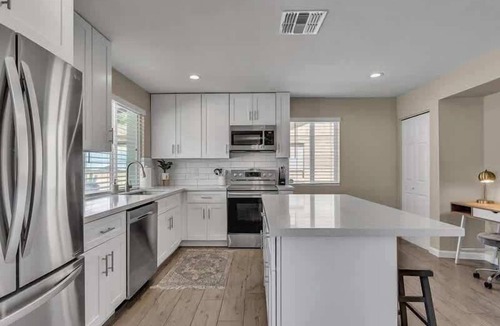 Country Meadows House | Exclusive retreat- Heated pool & BBQ grill