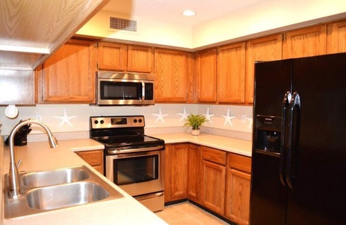 Peacock Village House | Fabulous Home & Perfect Location - Brand New Decor & Professionally Designed
