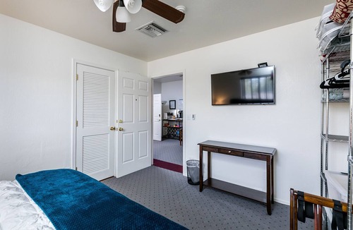 Paradise Valley Village House | Family Friendly Guesthouse/Entertainment Patio/Sportscourt and Hiking