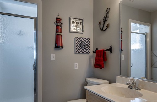 La Verkin House | Fast WiFi, 6 bd, 4.5 ba, sleeps 22 in beds, SwingSet Foosball PingPong pool tbl