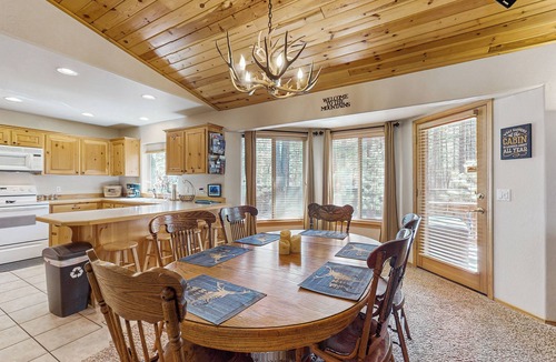Pinetop Cottage | Fire Pit + Yard: Woodsy Retreat Near Woodland Lake