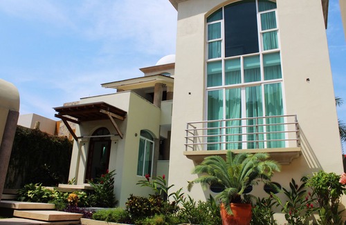 Crucecita House | Five bedroom holiday house with pool