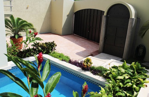 Crucecita House | Five bedroom holiday house with pool
