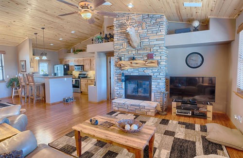 Show Low Cabin | Forest Views Fenced for Kids and/or Dogs, AC/Great Wi-Fi/DirectTV/Grill/Laundry