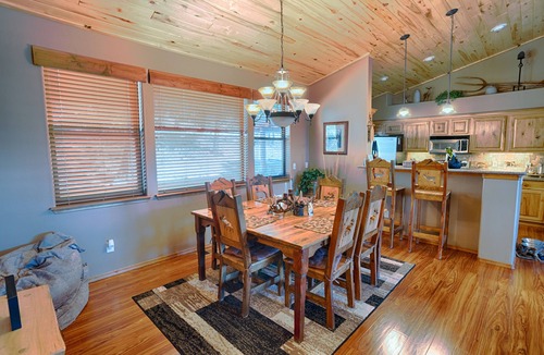 Show Low Cabin | Forest Views Fenced for Kids and/or Dogs, AC/Great Wi-Fi/DirectTV/Grill/Laundry