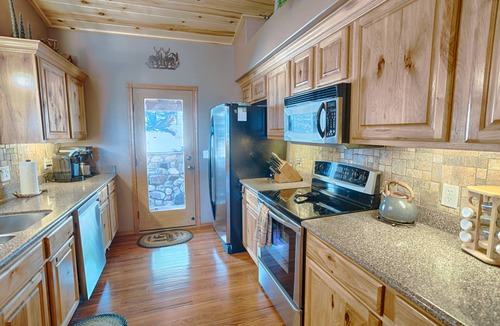 Show Low Cabin | Forest Views Fenced for Kids and/or Dogs, AC/Great Wi-Fi/DirectTV/Grill/Laundry