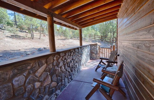 Show Low Cabin | Forest Views Fenced for Kids and/or Dogs, AC/Great Wi-Fi/DirectTV/Grill/Laundry