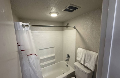 Tucson Hotel | Four Deluxe 2 Queen Units—Bright, Comfortable & Ideal for Big Groups