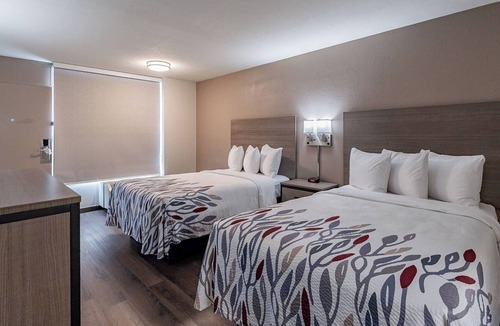 Tucson Hotel | Four Deluxe 2 Queen Units—Bright, Comfortable & Ideal for Big Groups