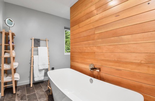 Cherry Hill House | Freshly Renovated Ultra Modern Cabin with A/C! Walking Distance to Downtown Flagstaff
