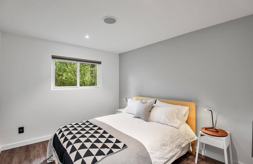 Cherry Hill House | Freshly Renovated Ultra Modern Cabin with A/C! Walking Distance to Downtown Flagstaff