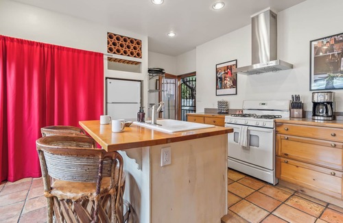 Sam Hughes House | Friendly home near UofA, excellent AC & walkable