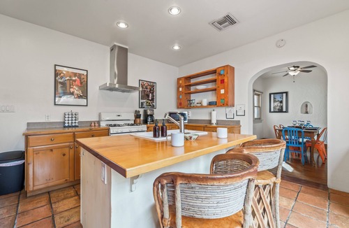 Sam Hughes House | Friendly home near UofA, excellent AC & walkable