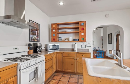 Sam Hughes House | Friendly home near UofA, excellent AC & walkable