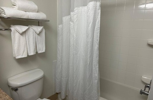 Barstow Hotel | Friendly Room Stay Close to Tanger Mall + Harvey House – Great Location!