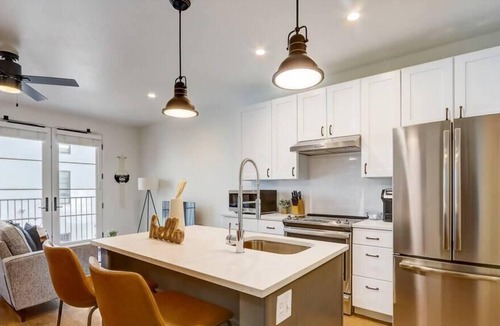 Menlo Park Apartment | Frontdesk | Modern Menlo Park Studio near Transit