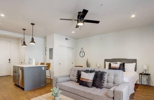 Menlo Park Apartment | Frontdesk | Modern Menlo Park Studio near Transit