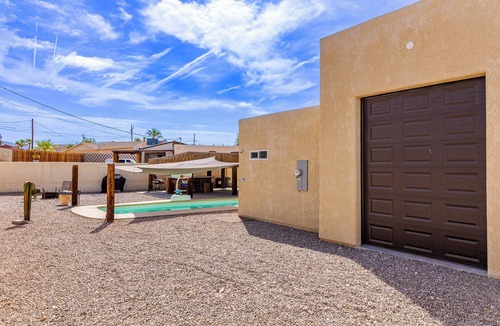 Lake Havasu City House | Fun Home with Pool & Outdoor Bar! Walking Distance to Lake & London Bridge!