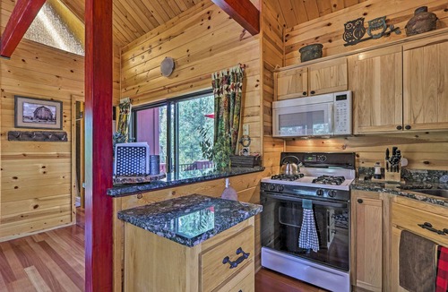 Strawberry Cabin | Furnished Deck: Romantic Strawberry/Pine Studio!