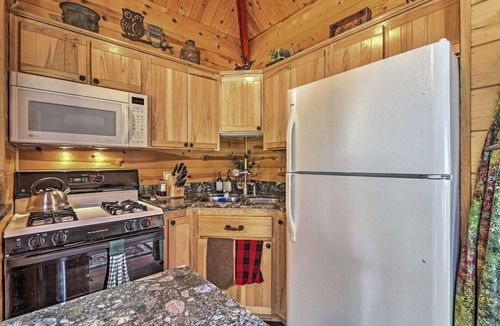 Strawberry Cabin | Furnished Deck: Romantic Strawberry/Pine Studio!