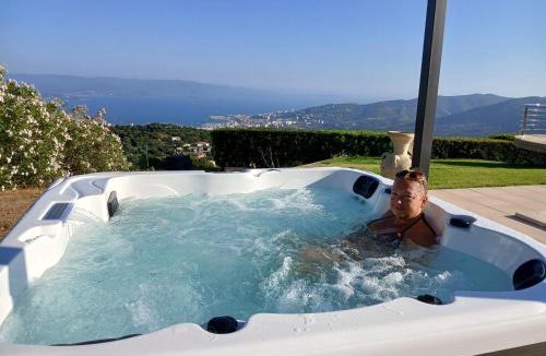 Alata House | Gîtes Sassone, piscine, jacuzzi et vue mer panoramique sur Ajaccio