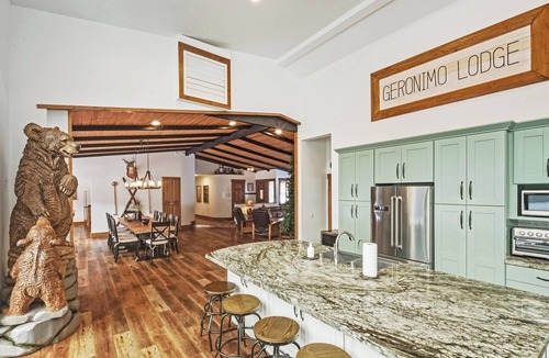Upper Moonridge Cabin | Geronimo Lodge: Private Pickleball Court!
