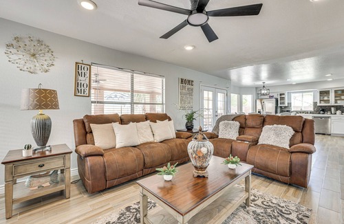 La Buena Vida House | Glendale Gem: Outdoor Pool Table & Kitchen!