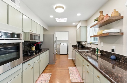 Melrose Paradise House | Golden Glow Luxe Family Getaway