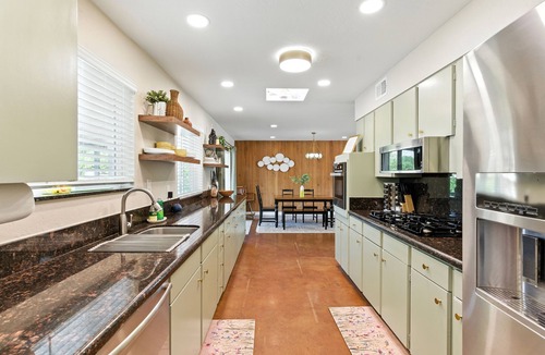 Melrose Paradise House | Golden Glow Luxe Family Getaway