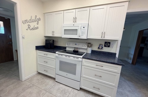 Newlife House | Golf Course Retreat, Renovated, 3 bed 2 Bath Home Great Location, Sleeps 6 Clean