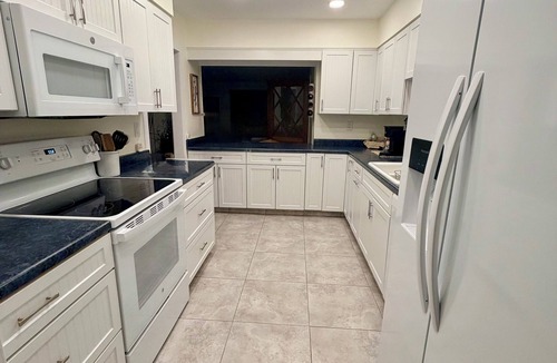 Newlife House | Golf Course Retreat, Renovated, 3 bed 2 Bath Home Great Location, Sleeps 6 Clean