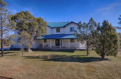 Clay Springs Cabin | Gorgeous 8-Bedroom Family Retreat on 4 Acres in White Mountains!