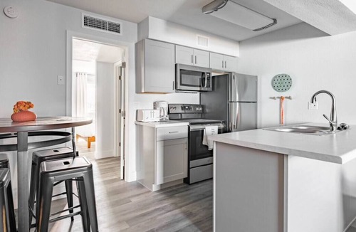 Goebel Apartment | Gorgeous CozySuites Camelback with pool, parking! 08